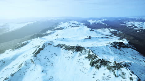 Großer-Schneefleck,-Der-Im-Sommer-Auf-Dem-Vulkangesteinsfeld-Eines-Berges-Zurückbleibt