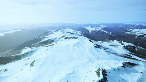 Großer-Schneefleck,-Der-Im-Sommer-Auf-Dem-Vulkangesteinsfeld-Eines-Berges-Zurückbleibt