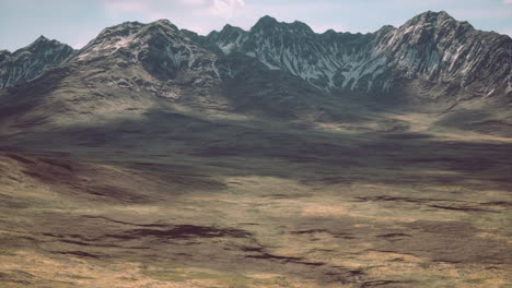 Laderas-De-Color-Marrón-Rojizo-Y-Picos-Montañosos-Nevados