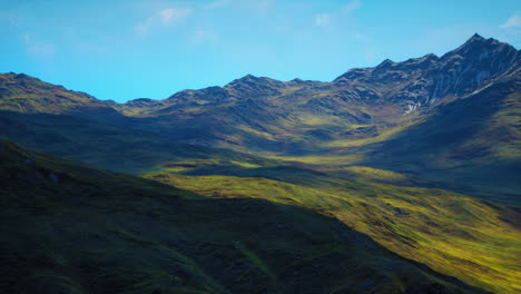 Laderas-De-Color-Marrón-Rojizo-Y-Picos-Montañosos-Nevados