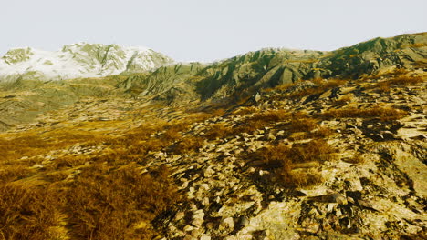Hermosa-Vista-Escénica-De-La-Puesta-De-Sol-En-La-Cordillera-Y-Hierba-Amarilla-Seca-En-El-Frente
