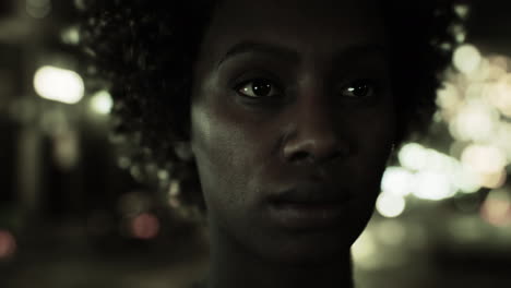 Cerrar-El-Retrato-De-Una-Hermosa-Mujer-Afroamericana