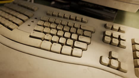 Computadoras-Viejas-De-Los-Años-80-En-Un-Centro-De-Computación-Abandonado