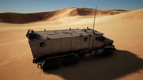 Gepanzerter-Militärlastwagen-In-Der-Wüste