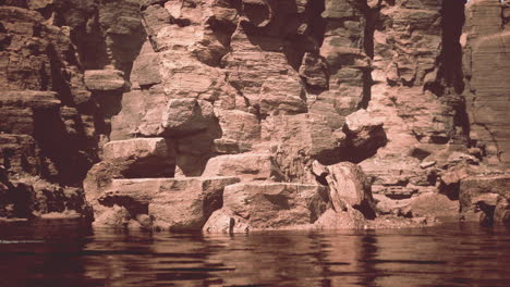 Wunderschöner-Roter-Fluss-Und-Ufer-Aus-Farbigem-Sandstein