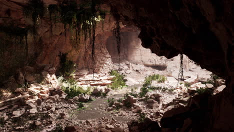Höhle-In-Einem-Erloschenen-Vulkan,-Bedeckt-Mit-Gras-Und-Pflanzen
