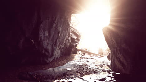 Sonnenlicht-Dringt-In-Eine-Nasse-Steinhöhle-Ein