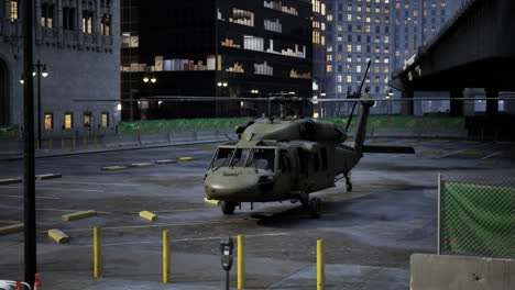Helicóptero-De-Guerra-Negro-En-La-Ciudad