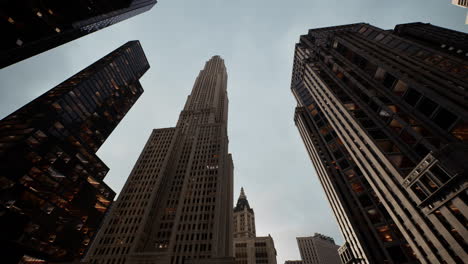 Manhattan-Wolkenkratzer-Mit-Himmel-Nachschlagen