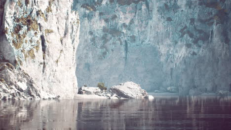 Panoramablick-Auf-Schöne,-Farbenfrohe,-Riesige-Klippen-Und-Das-Meer