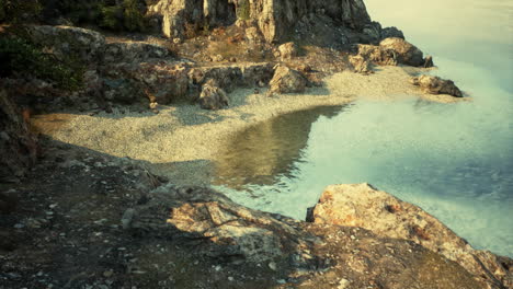 Die-Kalksteinküste-Der-Klippen-Trifft-Auf-Das-Warme-Türkisfarbene-Wasser