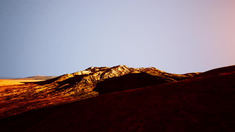 Montañas-De-Colores-Al-Atardecer-De-Verano