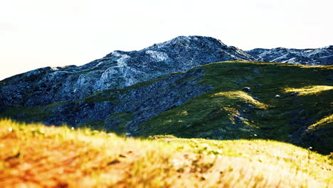 Farbige-Berge-Bei-Sommersonnenuntergang