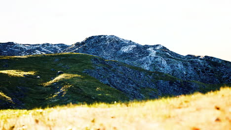 Atemberaubende-Landschaft-Mit-Farbigen-Bergen-Und-Himmel-Im-Hintergrund-Bei-Sonnenuntergang