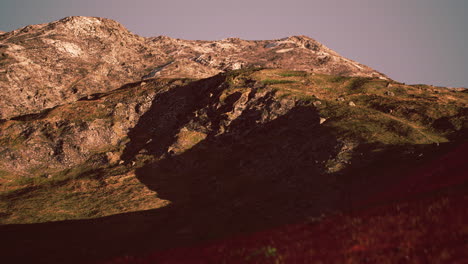 Atemberaubende-Landschaft-Mit-Farbigen-Bergen-Und-Himmel-Im-Hintergrund-Bei-Sonnenuntergang