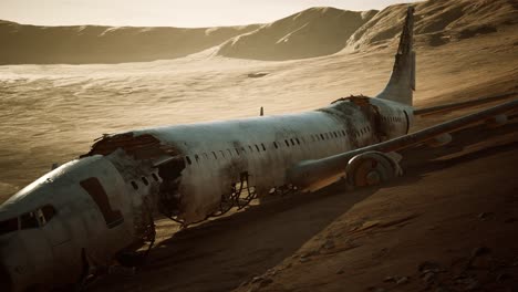 Verlassenes,-Zerquetschtes-Flugzeug-In-Der-Wüste