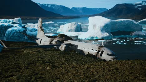 Viejo-Avión-Roto-En-La-Playa-De-Islandia