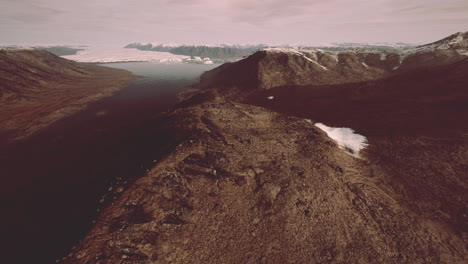 Luftdrohnen-Panoramablick-Auf-Die-Berge-In-Island