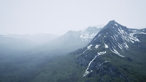 Berge-Sind-In-Tiefen-Wolken-Und-Nebel-Verborgen