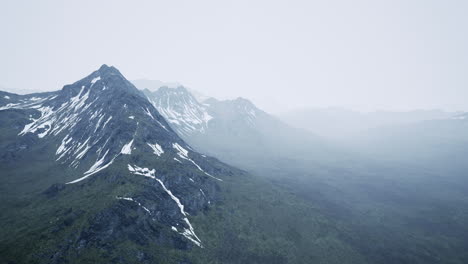 Nebel-über-Dem-Hohen-Berggipfel