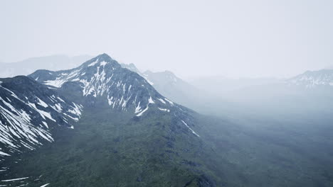 Dramatische-Landschaft-Mit-Gipfeln-Des-Hohen-Kaukasus-Und-Weißem-Schnee