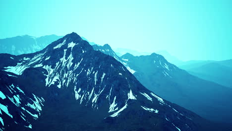 Paisaje-Dramático-De-Picos-De-Las-Altas-Montañas-Del-Cáucaso-Y-Nieve-Blanca