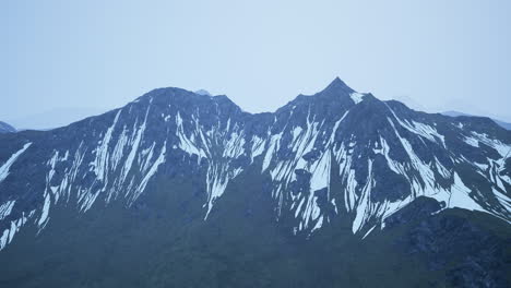 Paisaje-Dramático-De-Picos-De-Las-Altas-Montañas-Del-Cáucaso-Y-Nieve-Blanca