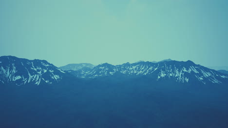 Toller-Blick-Von-Oben-Durch-Wolken-Auf-Hohe-Schneebedeckte-Berge