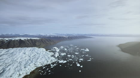 Icebergs-En-El-Lago-Debajo-De-La-Montaña-Y-El-Glaciar