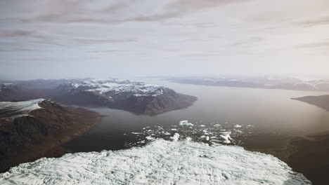 Wunderschöne-Luftaufnahme-Des-Riesigen-Gletschers-In-Island-Und-Seiner-Lagune