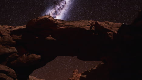 Rocas-Rojas-Y-Cielo-Nocturno-De-La-Vía-Láctea-En-Moab,-Utah