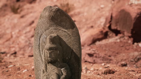 Antike-Statue-Auf-Der-Felsenwüste