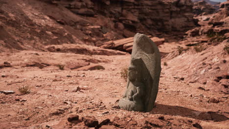 Estatua-Antigua-En-El-Desierto-De-Las-Rocas