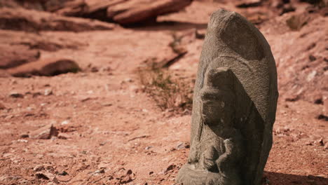 Antike-Statue-Auf-Der-Felsenwüste
