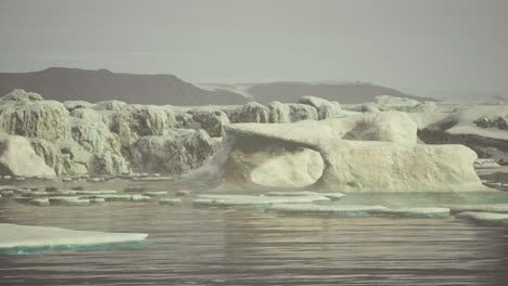 Blaue-Eisberge-Der-Antarktis-Mit-Gefrorener-Und-Schneebedeckter-Antarktischer-Landschaft