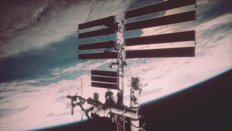 Estación-Espacial-Internacional-En-La-órbita-De-La-Vista-Del-Planeta-Tierra-Desde-El-Espacio-Exterior