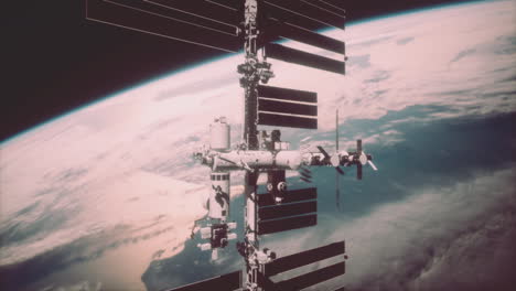 Internationale-Raumstation-Dreht-Sonnenkollektoren-Im-Weltraum