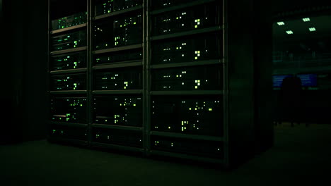 Dunkler-Big-Data-Serverraum-Mit-Heller-Ausstattung