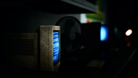 Antiguo-Laboratorio-De-Computación-Vintage-Oscuro