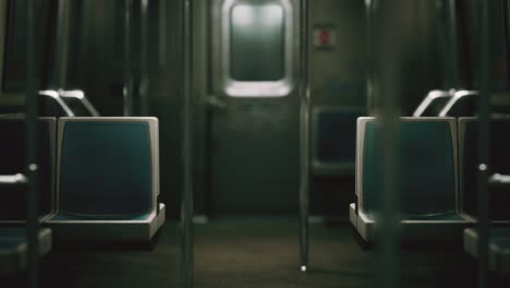 Im-Inneren-Des-Alten,-Nicht-Modernisierten-U-Bahnwagens-In-Den-USA