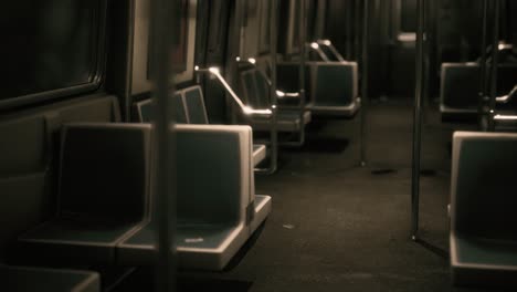Dentro-Del-Vagón-Vacío-Del-Metro-De-Nueva-York