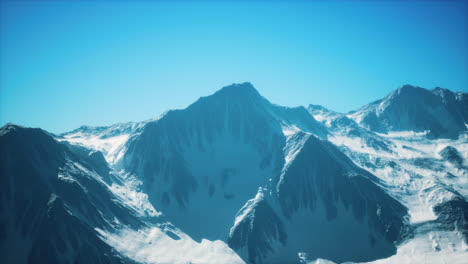 Grandes-Picos-Montañosos-En-Un-Día-Soleado