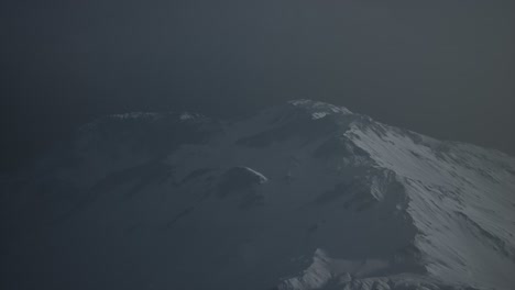 Espectacular-Montaña-Rocosa-Oscura-Con-Parches-De-Nieve-En-La-Tormenta