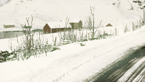 Impresionantes-Paisajes-Invernales-Con-Casas-De-Madera-Tradicionales-Noruegas