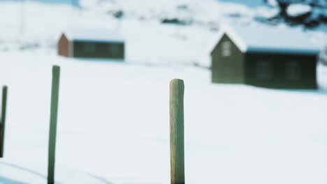 Casas-De-Madera-Tradicionales-Noruegas-Bajo-La-Nieve-Fresca