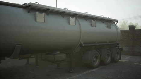 LKW-Mit-Kraftstofftank-Und-Industrielagerplatz