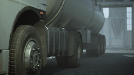 Camión-De-Combustible-Para-El-Transporte-De-Combustible-A-La-Refinería-De-Petróleo-Petroquímica