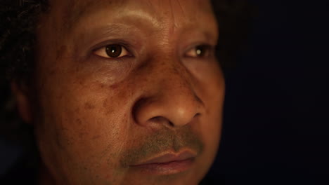 Viejo-Retrato-De-Hombre-Maorí-En-La-Oscuridad
