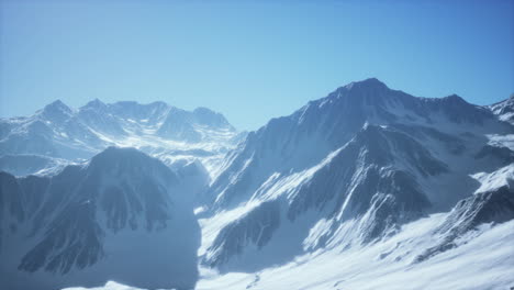 Vista-Panorámica-De-La-Pista-De-Esquí-Con-Las-Montañas
