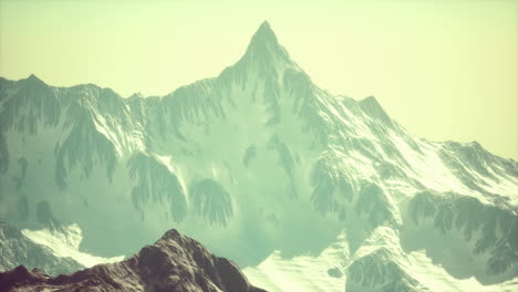 Vista-Panorámica-De-La-Montaña-De-Picos-Nevados-Y-Glaciares
